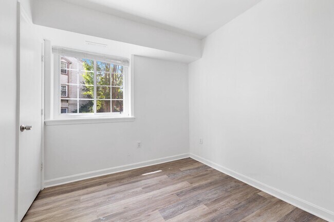 Building Photo - 6910 Victoria Dr