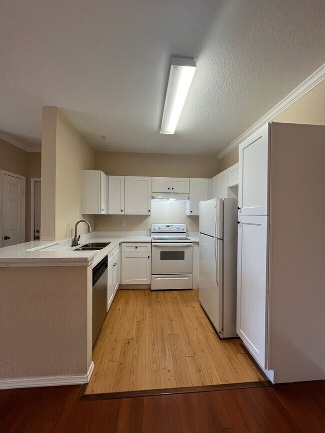 Building Photo - 2 Bedroom 1 baht condo available for rent ...