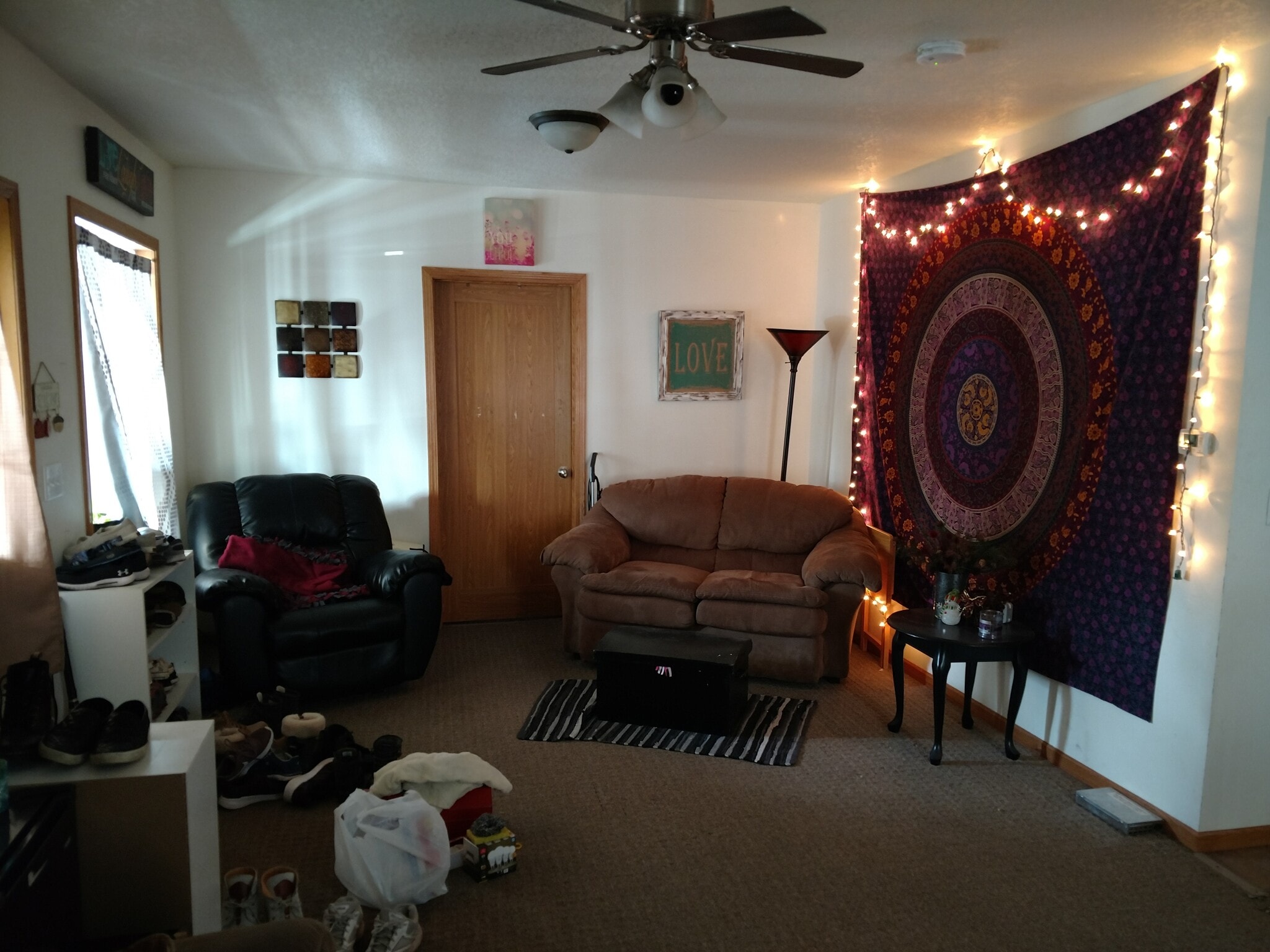 Living Rm looking West - 911 Johnson St