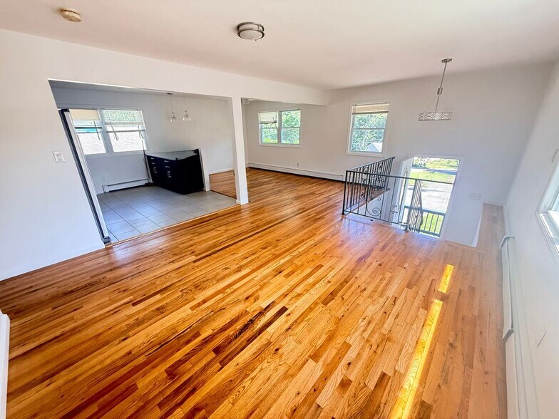 Building Photo - 10 Park Cir