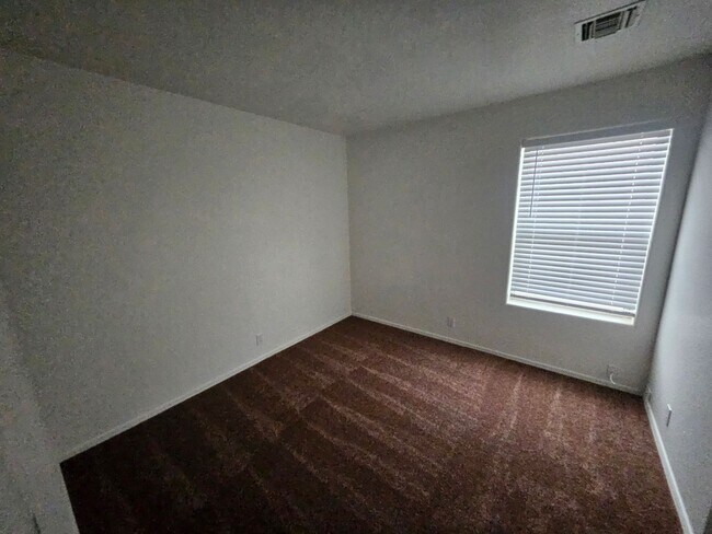 Building Photo - 3 Bedroom House w/ 3 Car Garage in Fort Mo...
