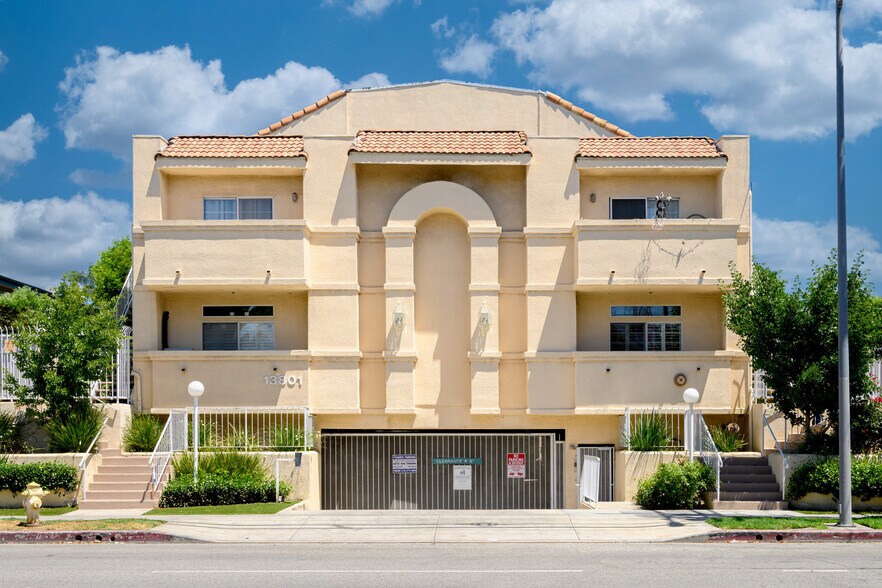 Primary Photo - 13801 Oxnard St