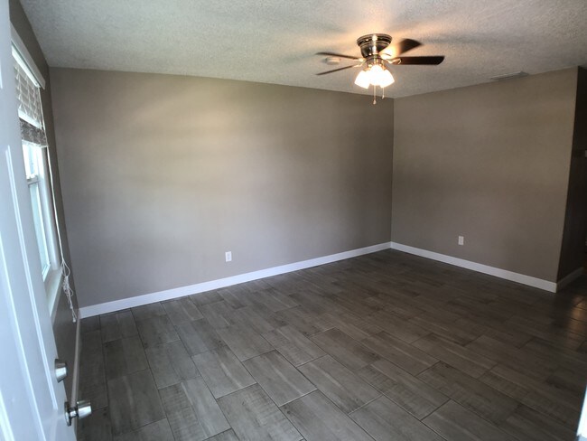 Front Living Area - 834 Faull Dr