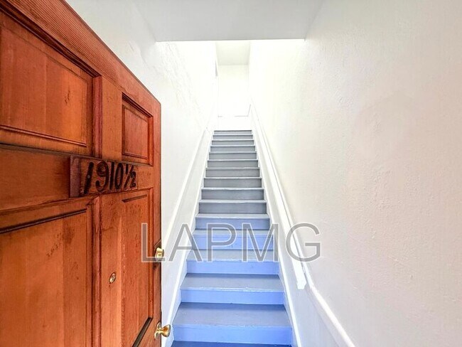 Building Photo - 1910.5 Daly St