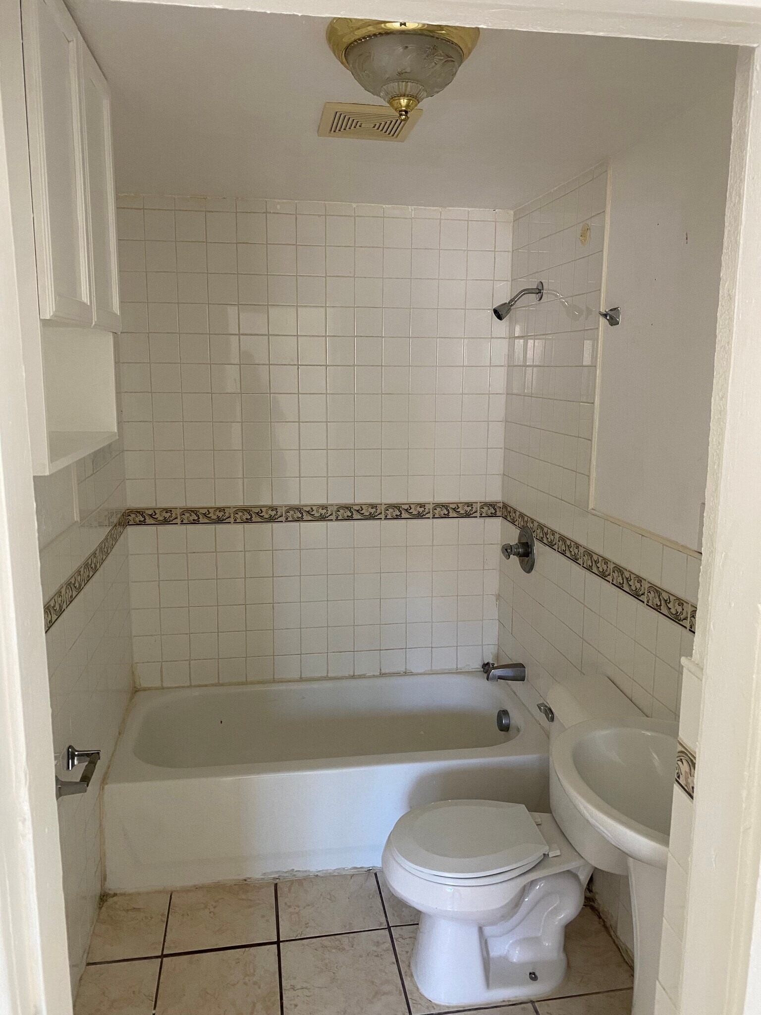Full bathroom tub & shower - 1407 E San Antonio Ave