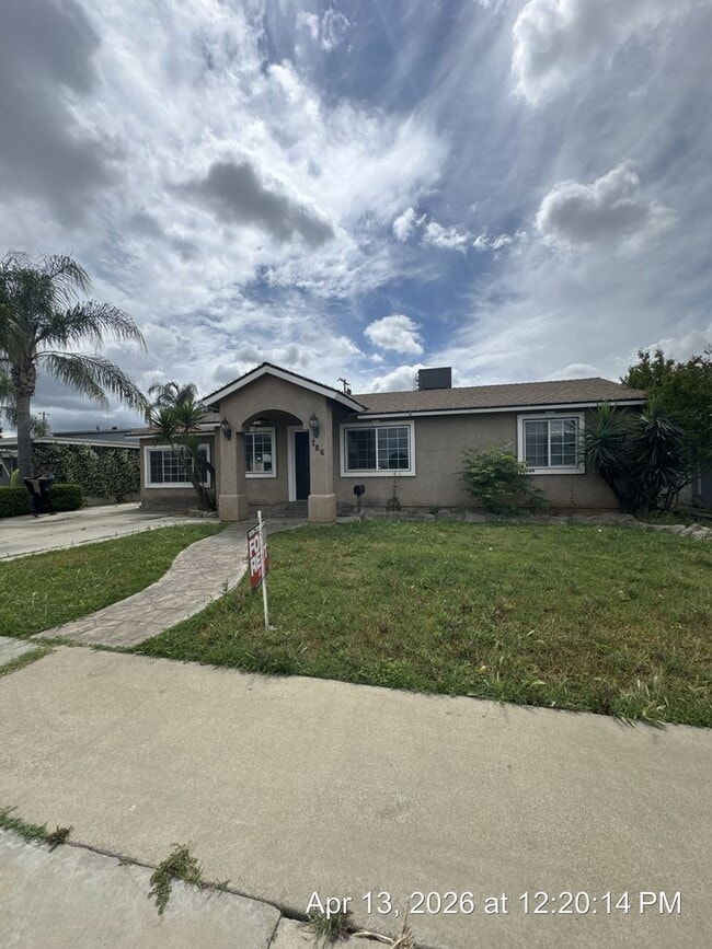 Building Photo - Dinuba Home! Available Now !