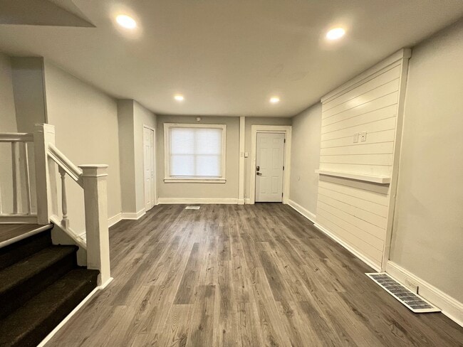 Building Photo - Refreshed 3BR/1BA Cozy Home with Porch & Fenced Yard!