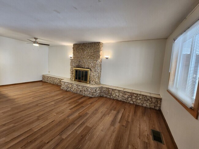 Building Photo - 3 Bedroom 2 Bathroom