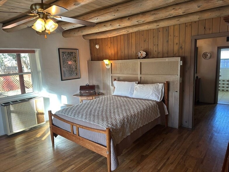 Building Photo - 332 Kit Carson Rd