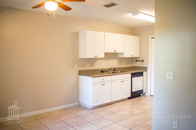 Building Photo - Spacious Central Townhome