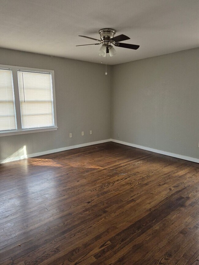 Building Photo - Charming 3-Bedroom, 2-Bath Home with Bonus...