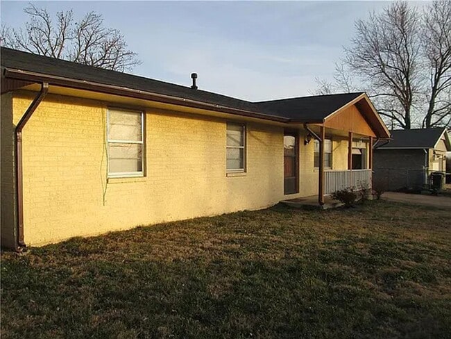 Building Photo - Available November 1st! 3 Bed/1.5 Bath Hou...