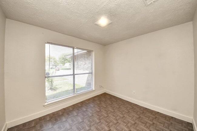 Building Photo - 7503 Roaring Springs Dr