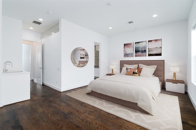 Building Photo - 5857 E Post Oak Ln