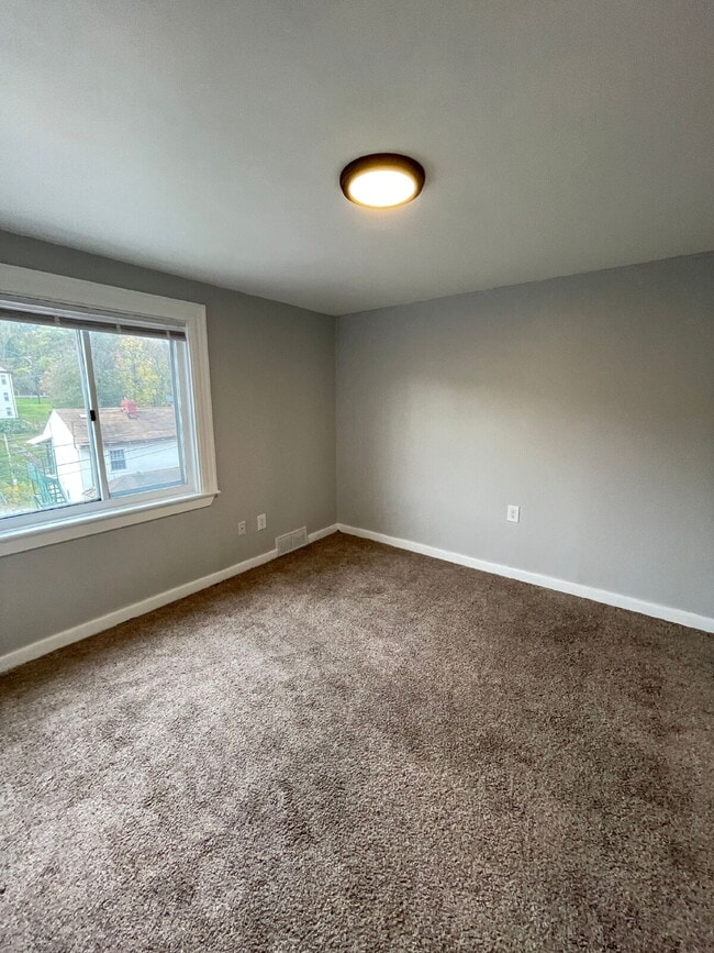 Building Photo - Renovated 2 bed 1 bath apartment in South Side!