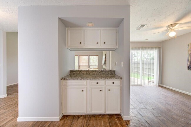 Building Photo - 2950 Jenny Dr