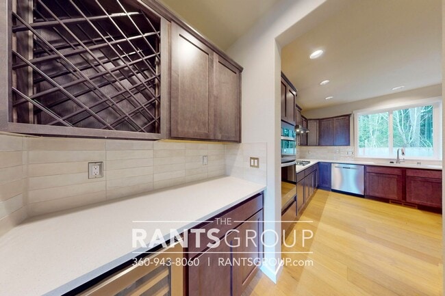 Building Photo - Beautiful Home! Easy JBLM Commute!