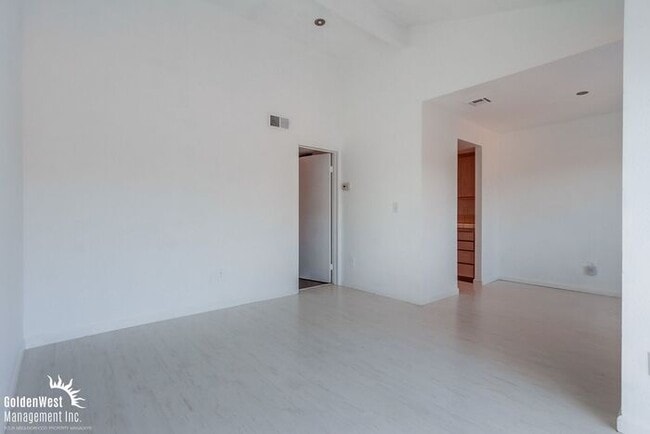 Building Photo - Stylish Top-Floor 1Bdm 1Ba Condo in the No...