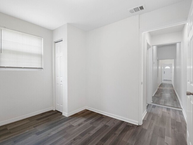 Building Photo - Affordable 3/1.5 West Tampa Home
