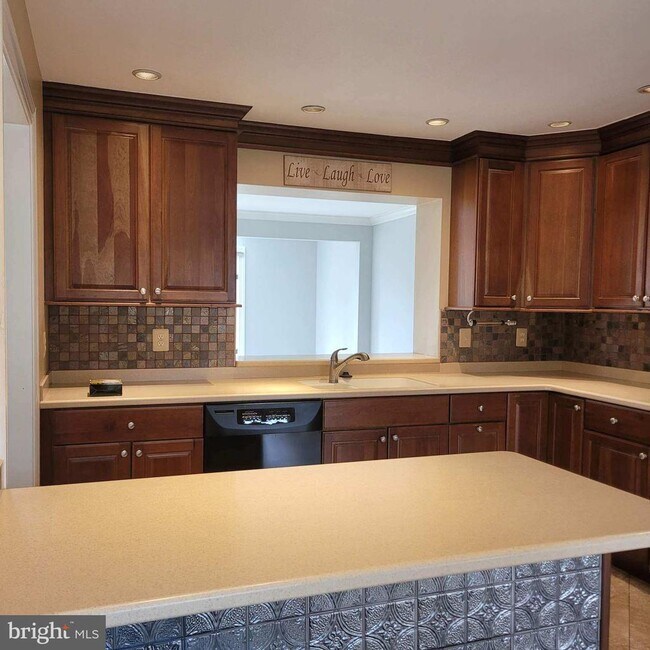 Building Photo - 218 Temple Dr