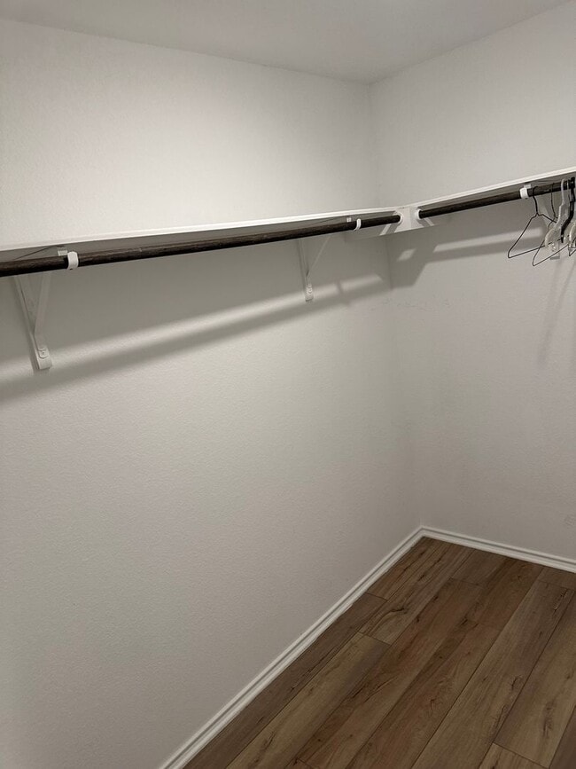 Building Photo - 3 bed 2 bath house with a fenced in backyard