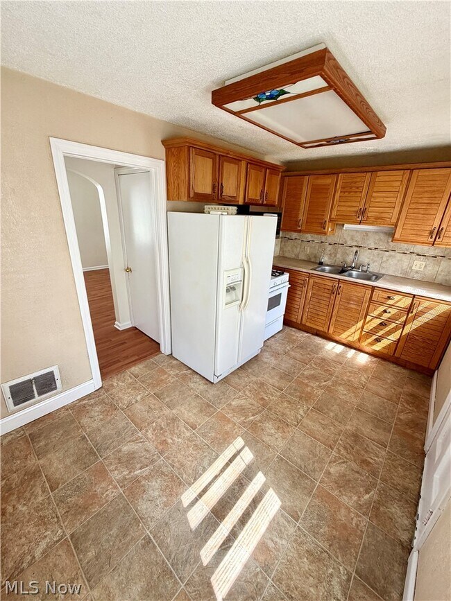 Building Photo - 26 Meadowbrook Ave