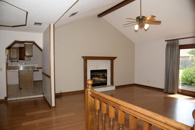 Building Photo - 1129 Troon Dr E