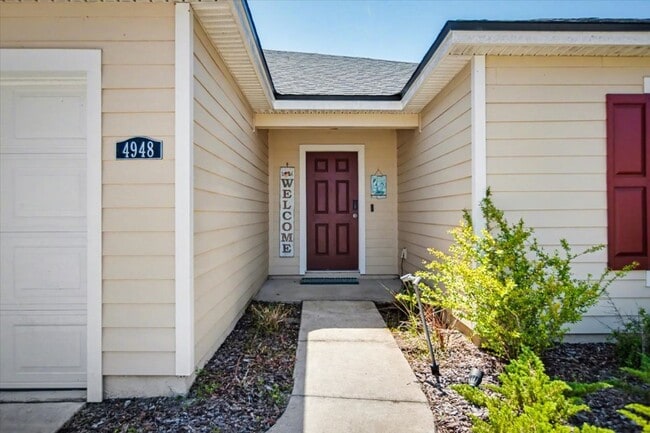 Building Photo - Beautiful Open Layout 4 Bed, 3 Full Bath | A True Masterpiece Backing to a Peaceful Pond with Mod...