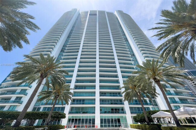 Building Photo - 1331 Brickell Bay Dr