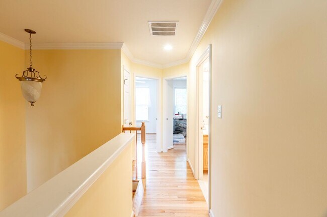 Building Photo - 703 Rainier Rd