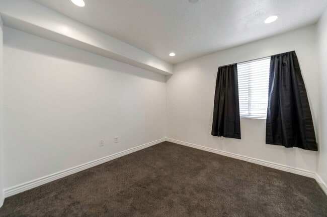 Building Photo - 3969 Romney Park Dr