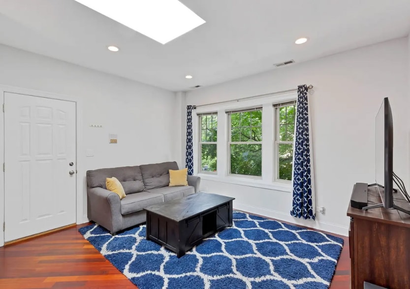 Building Photo - 3846 N Lamon Ave