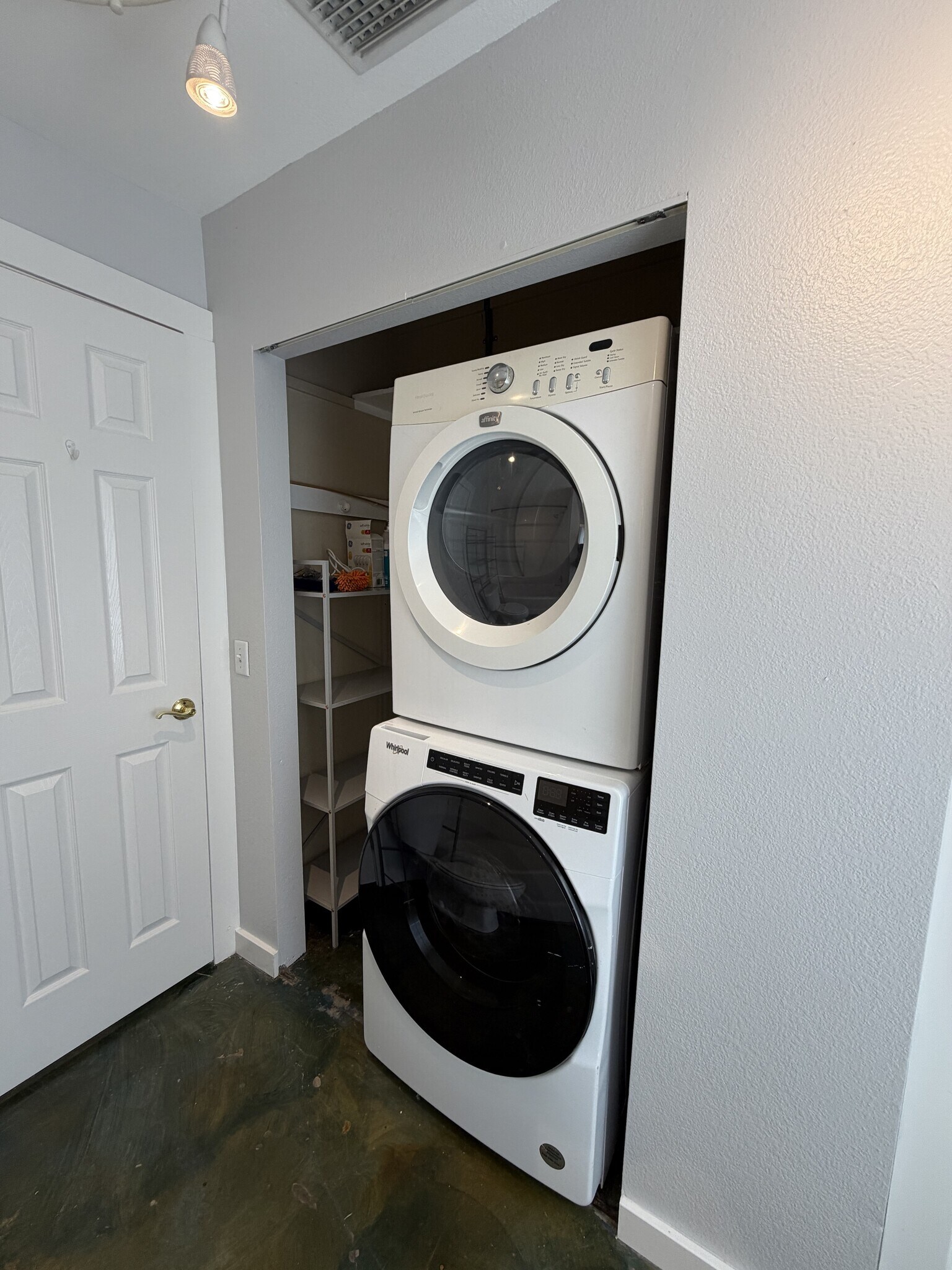 Building Photo - 2 Bed/2 Bath