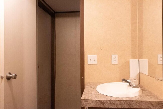 Building Photo - 8916 Lakeside Dr