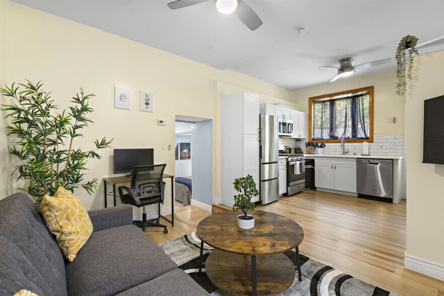 Building Photo - 137 W 15th St