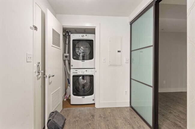Building Photo - Open 2bdrm 1 bath with floor to ceiling windows!