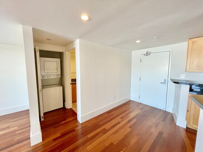 Building Photo - Sun Drenched Mission Loft! Top floor/Penthouse unit! 1BD/2BA! 1,202 SqFt! Parking! Laundry! Stora...