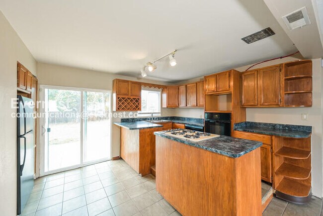 Building Photo - 3 Bed, 2 Bath Home with Fenced Yard / Available Soon!