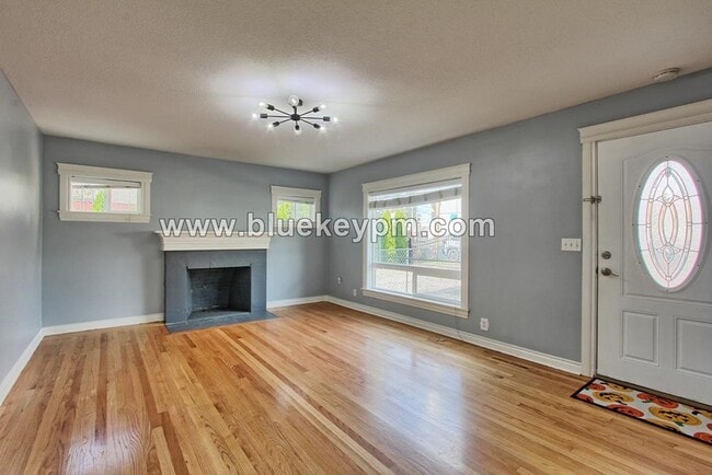 Building Photo - 3 Bed, 2 Bath Home Near Mill City Park in Portland