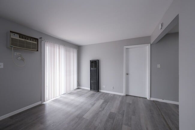 Building Photo - 15302-03 Knox-