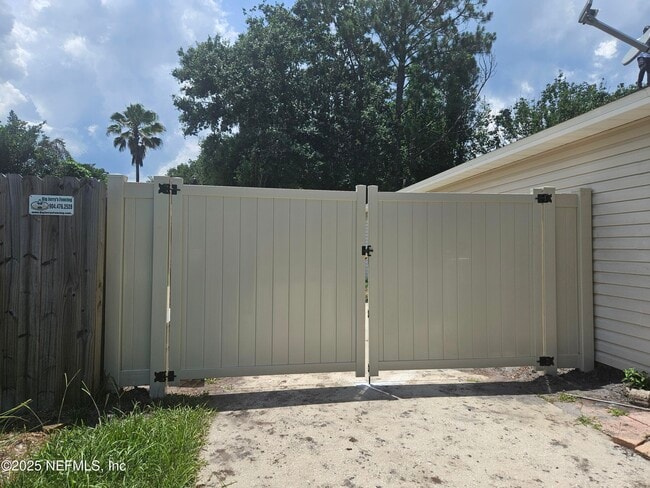 Building Photo - 2338 Cool Springs Dr N