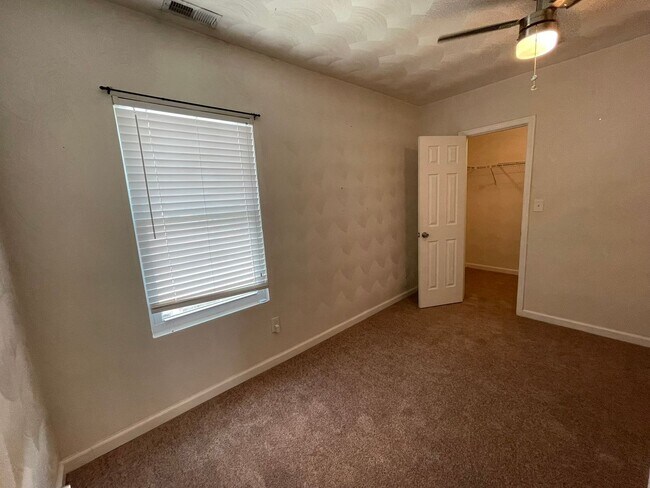 Building Photo - Charming 5-Bedroom Home with Fenced Yard i...