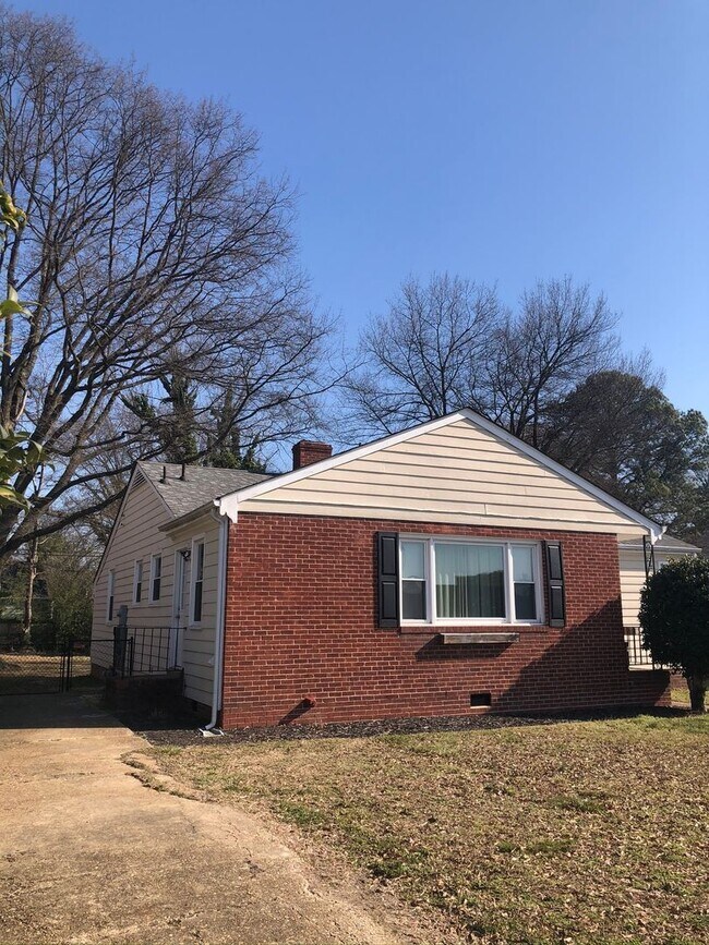 Building Photo - 1406 Little John Rd