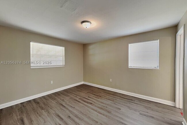 Building Photo - 2401 Jamaica Dr