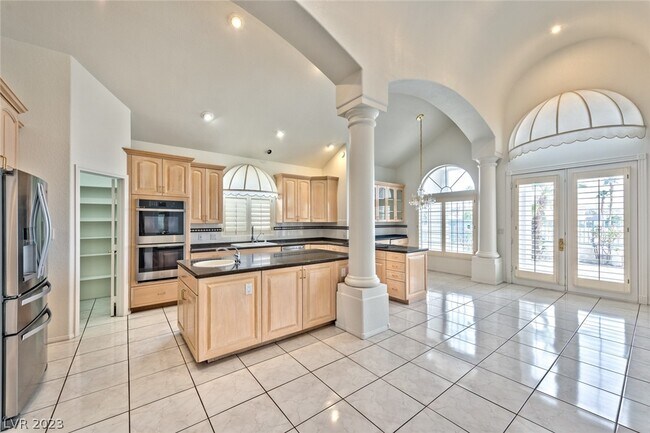 Building Photo - 2740 N Lakecrest Dr