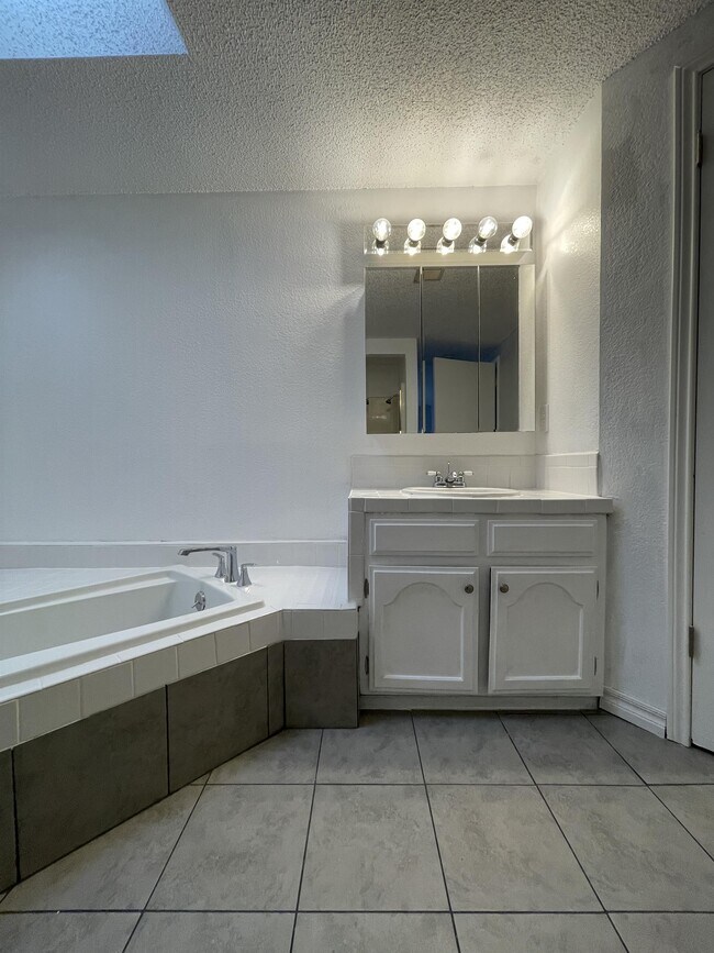 Building Photo - 2134 Lonnie Ln