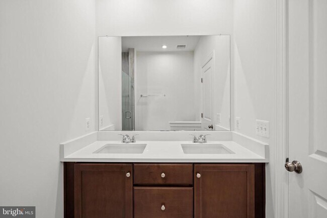 Building Photo - 596 Watermans Dr