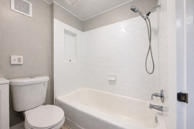 Building Photo - Three Bedroom Home In Baltimore City