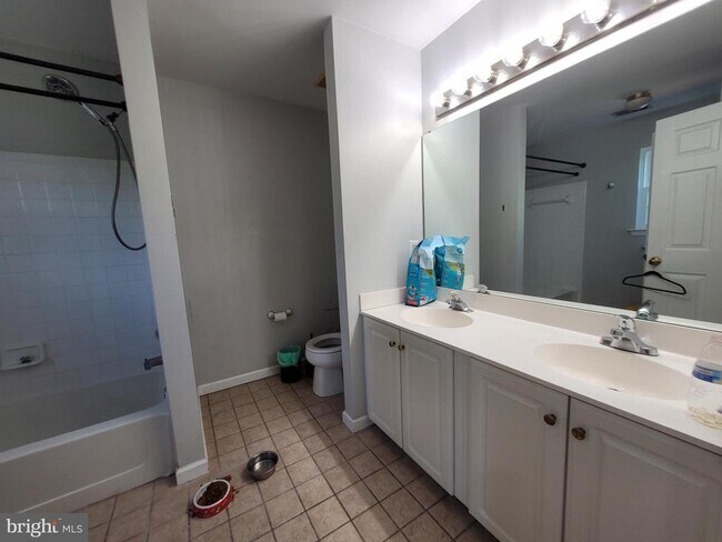 Building Photo - 10 Bridle Ct