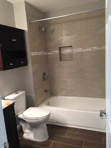 2nd bedroom Full Bath - 422 Wright St